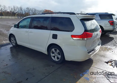 2013 Toyota Sienna Le V6 8 Passenger z USA, uszkodzony, nr VIN 5TDKK3DC0DS344018